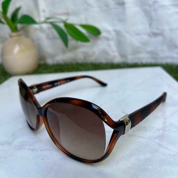 Salvatore Ferragamo Sunglasses
SF77OSA 214 Tortoise Brown
Gradient, new no box . - Picture 6 of 16